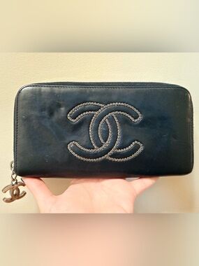 *Rare* Authentic Chanel - Lambskin Zippy Wallet
